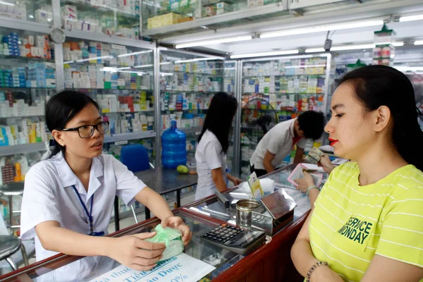 药学界的女人胡志明市越南 — 图库照片