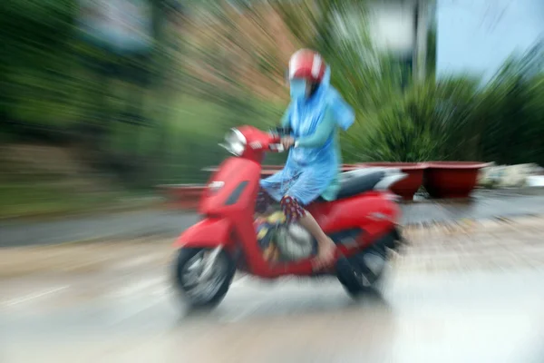 モンスーンの大雨 赤いバイクを運転する女性 フーコック ベトナム — ストック写真