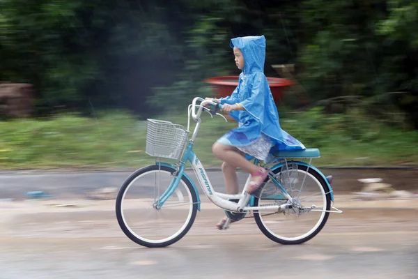 Lluvia Monzónica Pesada Chica Conduciendo Una Bicicleta Phu Quoc Vietnam — Foto de Stock