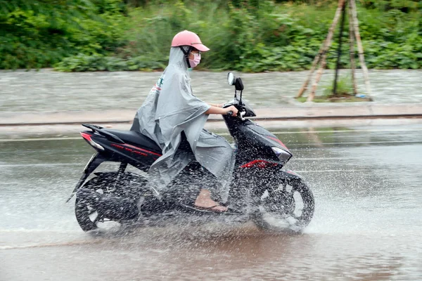 Silný Monzunový Déšť Žena Řídí Motorku Phu Quoc Vietnam — Stock fotografie