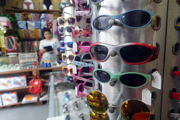 店内にはサングラスの盛り合わせ フーコック ベトナム — ストック写真