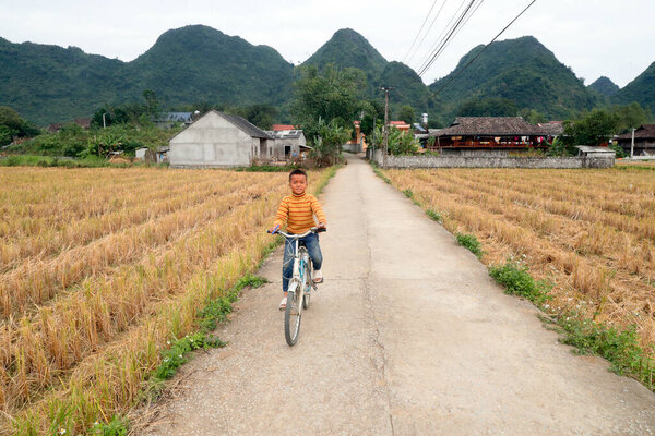 Сельская жизнь. Мальчик избавляется от велосипеда. Бак Сон. Вьетнам.