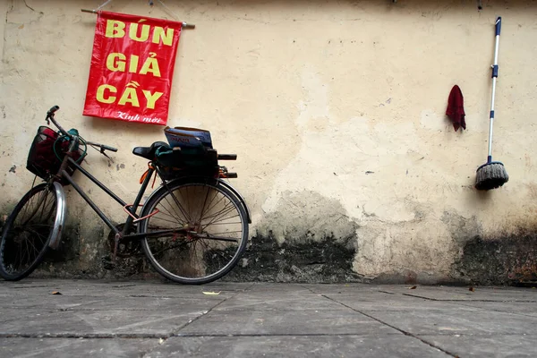 Typowa Ulica Starej Dzielnicy Hanoi Stary Rower Wietnam — Zdjęcie stockowe