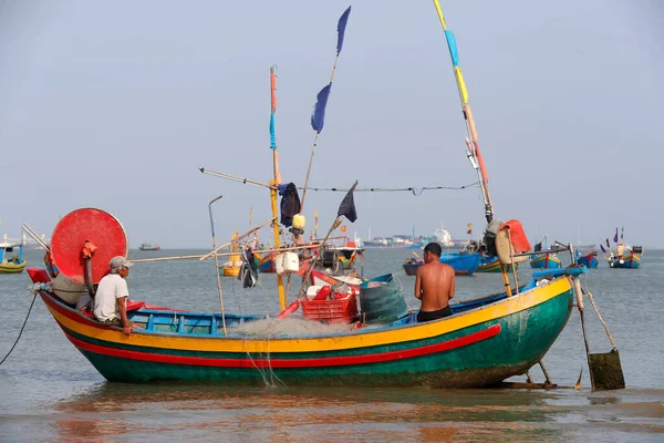Pescadores Que Reparam Redes Pesca Pendurem Baía Dua Vung Tau — Fotografia de Stock
