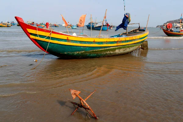 두아만에 정박중인 낚싯배 해변에 합니다 베트남 — 스톡 사진