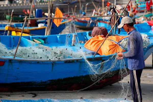 Pescadores Que Reparam Redes Pesca Pendurem Baía Dua Vung Tau — Fotografia de Stock