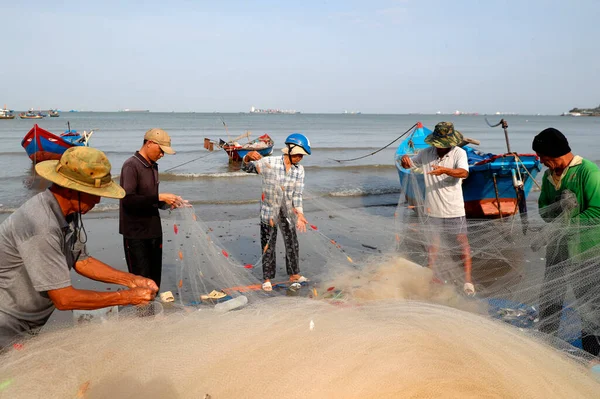 Fischer Reparieren Fischernetze Strand Von Tam Duong Vung Tau Vietnam — Stockfoto