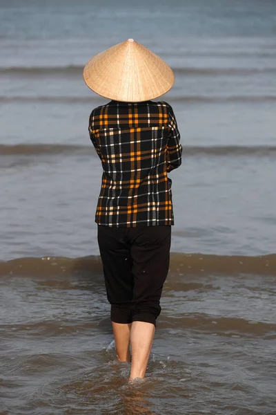 在海上戴着锥形帽子的越南女人 旺头Vung Tau — 图库照片