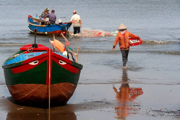 Mulher Classificando Captura Pesca Vung Tau Vietname — Fotografia de Stock