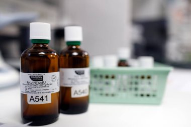 Eczane. Cam şişelerde gerekli yağlar. Fransa.