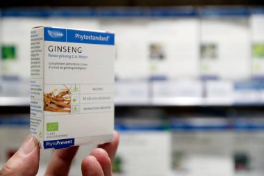 Eczane. Raflarda ilaç var. Doğal tıp. Fransa.