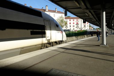 SNCF tarafından işletilen TGV (Yüksek Hız Treni). Bellegarde tren istasyonu. Fransa. 