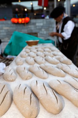 Saint-Gervais-les-Bains Tarım Fuarı (Comice Agricole). Baker zanaatkar ekmeği yapıyor. 