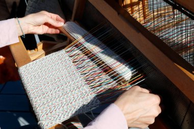 Dokuma tezgahına yakın çekim.