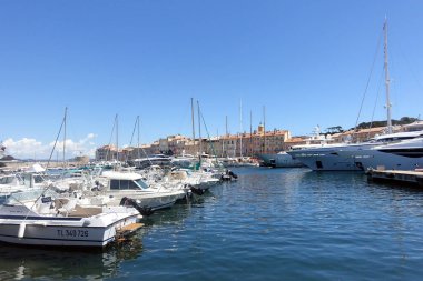 St Tropez limanında lüks yatlar..