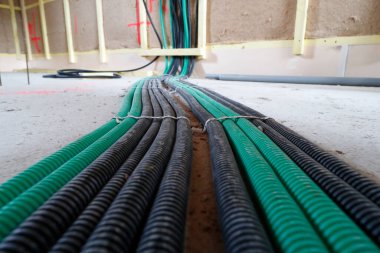 Ev yapım aşamasında. Kablo koruması. 