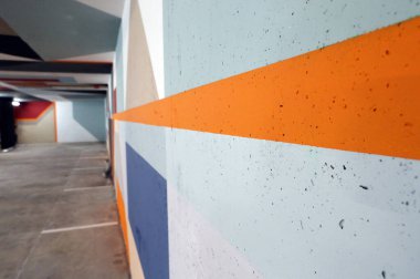 2 KM 3 Saint-Gervais Mont-Blanc çağdaş sanat platformu. Sokak sanatı. Fransız sanatçı Wiz tarafından gerçekleştirilen çalışma. 