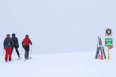 Fransız Alpleri. Mont-Blanc kalabalık. Kayak pisti. Saint-Gervais. Fransa.