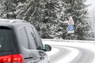 Kışın dağ yolu. Yol işaretleri. Saint-Gervais. Fransa.