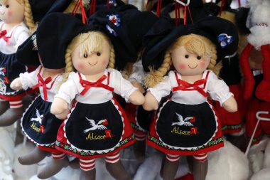 Alsace bebekleri bir dükkanda sergileniyor. Strasbourg 'da. Fransa.