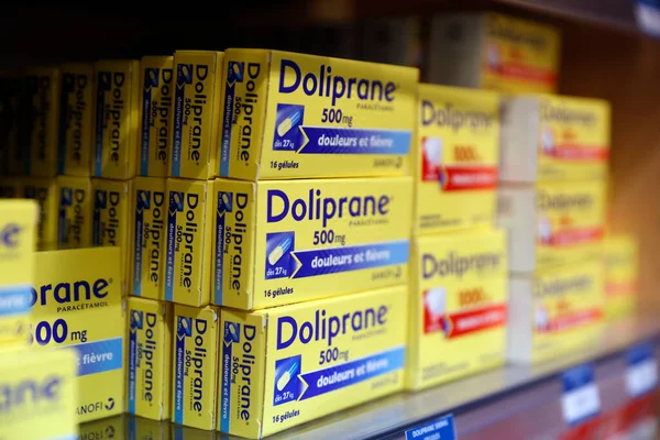 Eczane. Raflarda ilaç var. Ağrı kesici. Fransa.