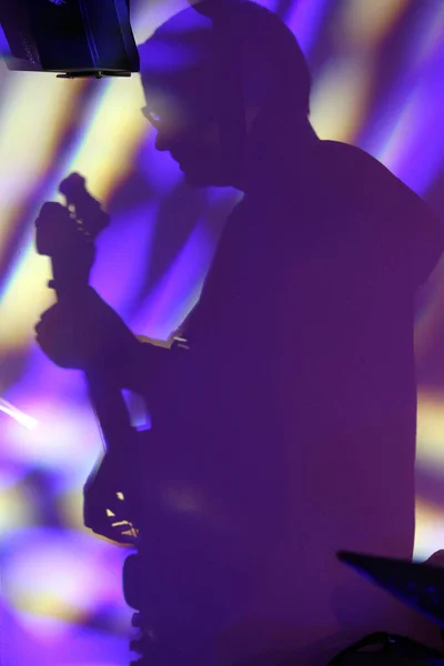 ステージ上のギター奏者のシルエット コンサート — ストック写真