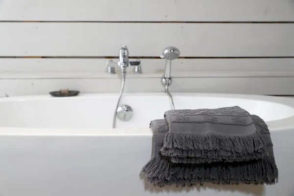 Moderne Keramische Badkuip Met Handdoeken — Stockfoto