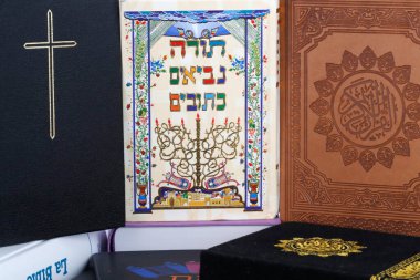 Hıristiyanlık, İslam ve Yahudilik. İncil, Kuran ve Tevrat. Dinler arası veya dinler arası semboller. İnanç ve maneviyat kavramı. 
