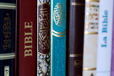 Hıristiyanlık, İslam ve Yahudilik. İncil, Kuran ve Tevrat. Dinler arası veya dinler arası semboller. İnanç ve maneviyat kavramı. 