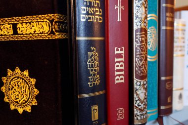 Hıristiyanlık, İslam ve Yahudilik. İncil, Kuran ve Tevrat. Dinler arası veya dinler arası semboller. İnanç ve maneviyat kavramı. 