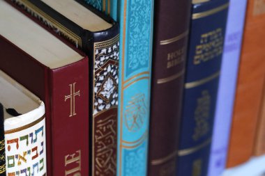 Hıristiyanlık, İslam ve Yahudilik. İncil, Kuran ve Tevrat. Dinler arası veya dinler arası semboller. İnanç ve maneviyat kavramı. 