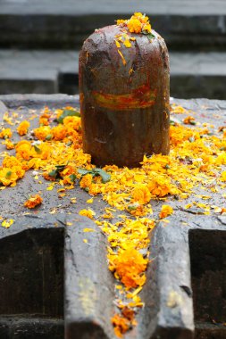 Hindu tapınağında taş shiva lingam,
