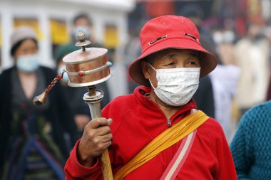Budist keşiş Bodhnath Stupa çevresinde hacca gitti.. 