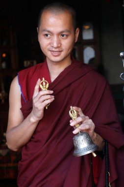 Pema Osel Ling Manastırı. Lama elbiseli Budist keşiş. Keşiş Budizm, tespih, vajra, çan gibi ritüellere sahiptir.. 
