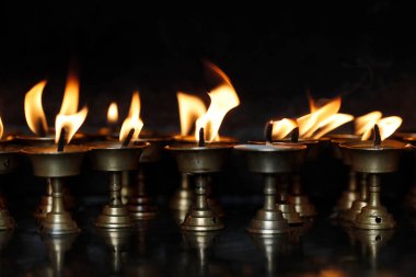 Hindu tapınağında yağ veya tereyağı lambaları yanıyor.. 