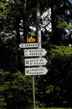 Yol tabelası. Köyler ve kiliseler.