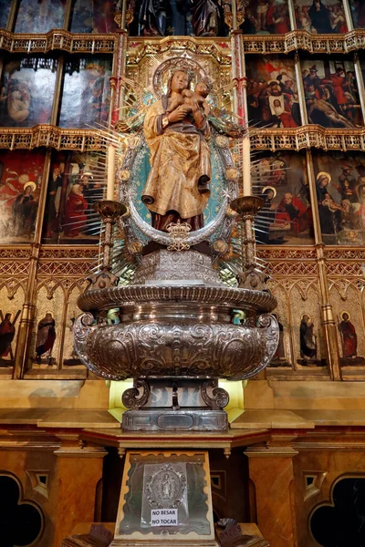 阿尔穆迪纳大教堂疯狂大教堂中的阿尔穆耶纳女神像 — 图库照片