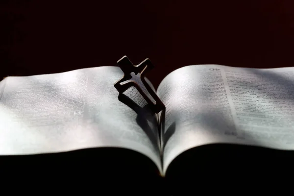 Otevřená Bible Křesťanským Křížem Symbol Náboženství Kostelní Svíčky Kostele Žena — Stock fotografie