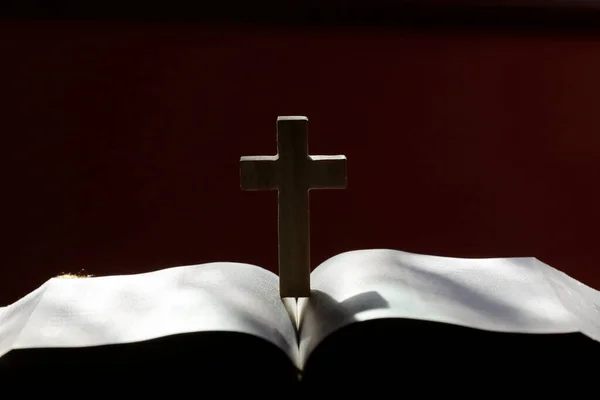 クリスチャンの十字架で聖書を開いてください 宗教の象徴 教会でのキャンデル 聖母を祈る女 — ストック写真