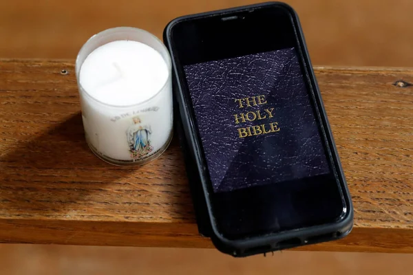 Bíblias Digitais Smartphones Igreja Candel Conceito Religião — Fotografia de Stock