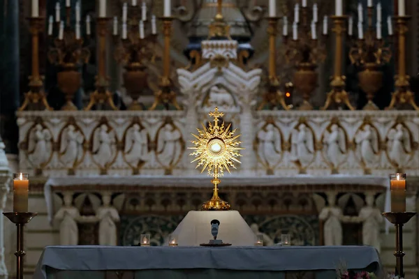 Fourviere Basilica Eucharist Adoration — Stock Photo, Image