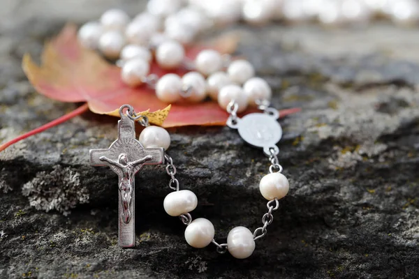 Gebetsperlen Auf Einem Grauen Felsen Herbst Kruzifix Aus Metall Jesus — Stockfoto