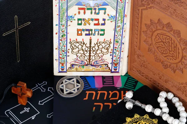 キリスト教 イスラム教 ユダヤ教 クルアーン トーラー 宗教間または宗教間のシンボル 信仰と霊性の概念 — ストック写真