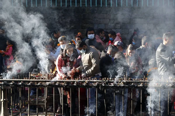 Peregrinos Quemando Incienso Como Ofrenda Templo Dakshinkali —  Fotos de Stock