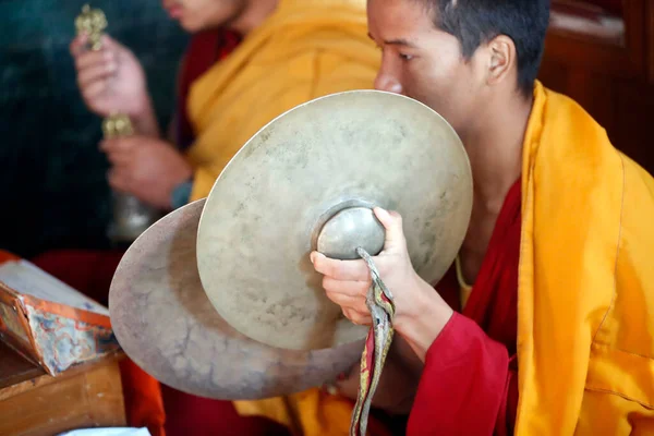 Buddyjska Świątynia Ganesha Saraswatiego Monk Podczas Ceremonii Gra Muzykę — Zdjęcie stockowe