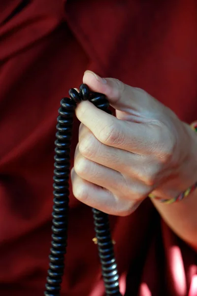 Klasztor Pema Osel Ling Ręka Mnicha Modlącego Się Liczącego Koraliki — Zdjęcie stockowe