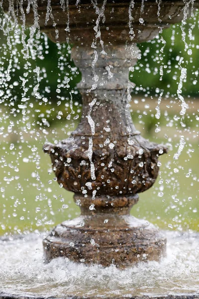 Jatos Uma Fonte Água Salpicando Dia Ensolarado — Fotografia de Stock