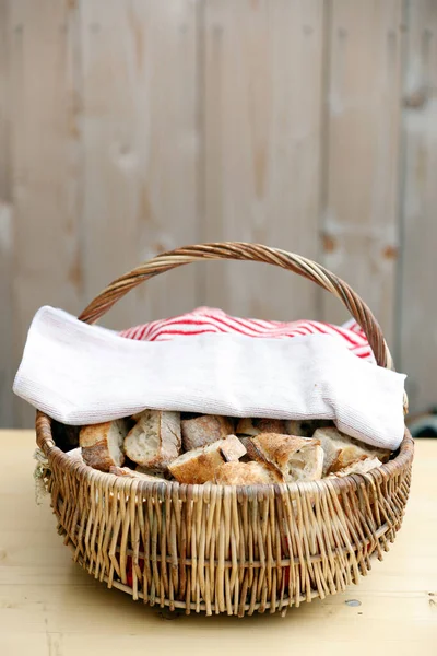 Pan Rebanado Baguette Francés Una Canasta — Foto de Stock