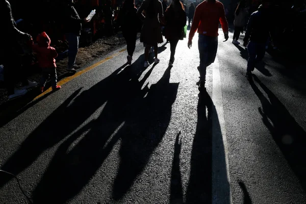 黒のシルエットと路上の人々の影 歩道を歩く群衆 歩行者 都市生活の概念 — ストック写真