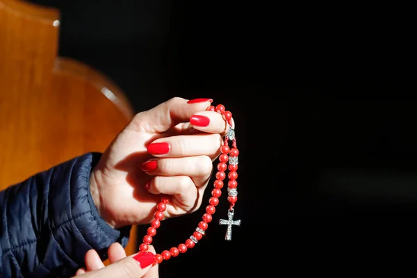 Catedral Almudena Mulher Rezando Rosário Close Mãos — Fotografia de Stock